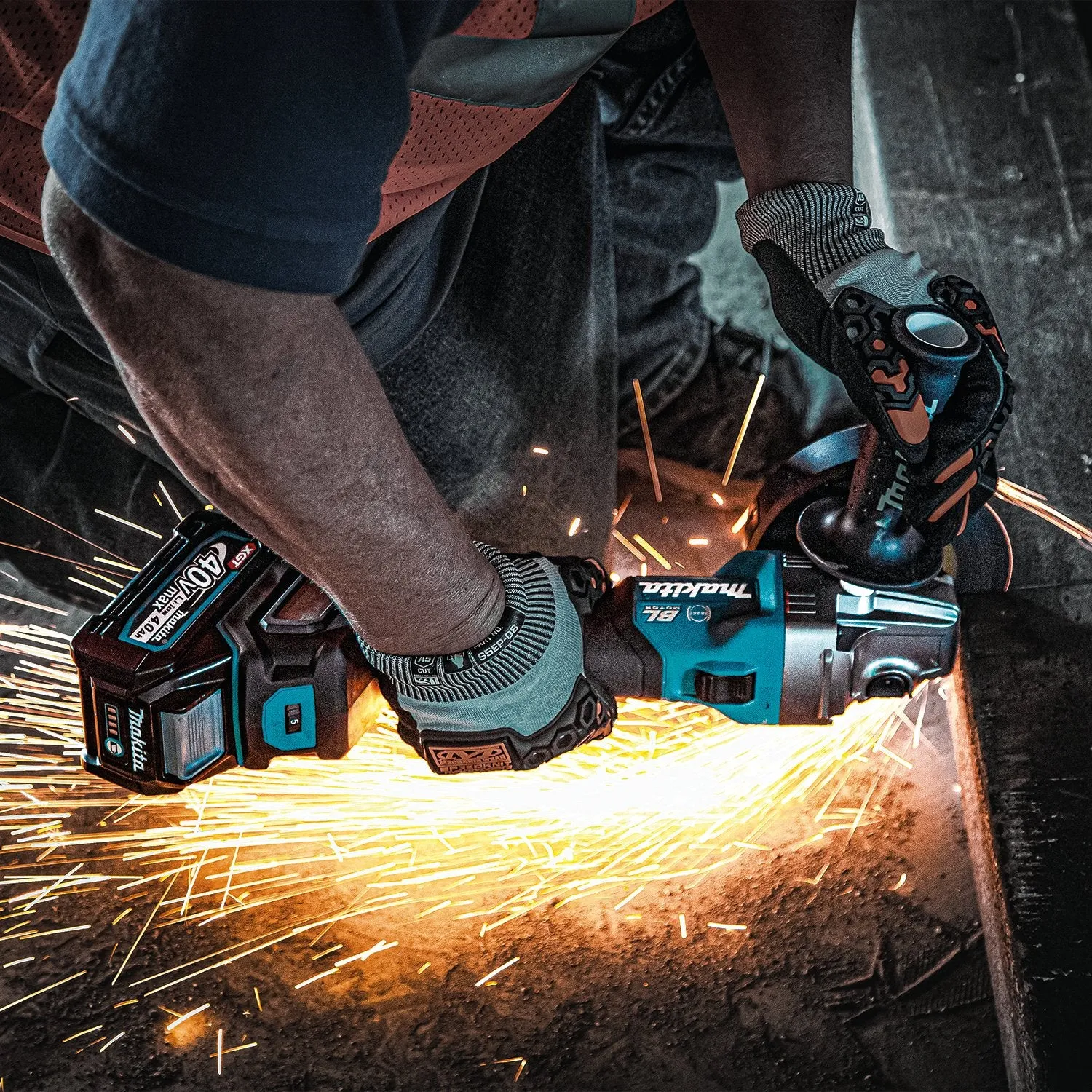 Makita (GAG04M1) 40V max XGT® Brushless 4‑1/2” / 5" Angle Grinder Kit, w/Electric Brake, AWS® Capable (4.0Ah)